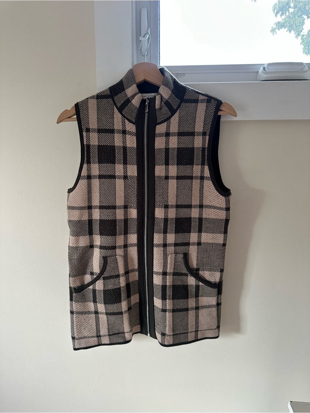 Max Studio Black & Beige Plaid Sleeveless Zip Vest